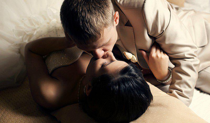 5 poses íntimas para disfrutar en una noche de bodas
