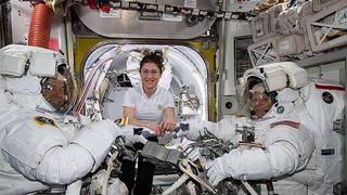 NASA explica papelón al cancelar el primer paseo espacial femenino