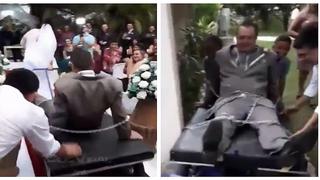 YouTube: novio encadenado es llevado al altar por su pareja en insólita boda (VIDEO)