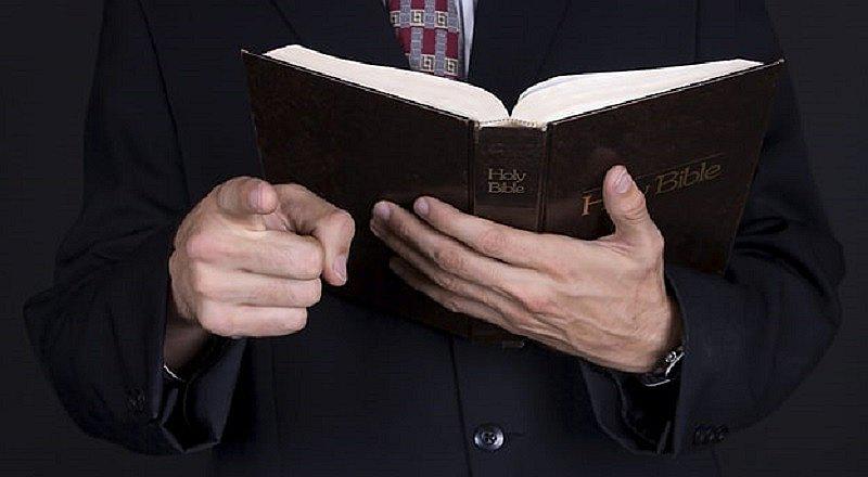 Pastor demanda a mujer por donar poquito dinero a su iglesia