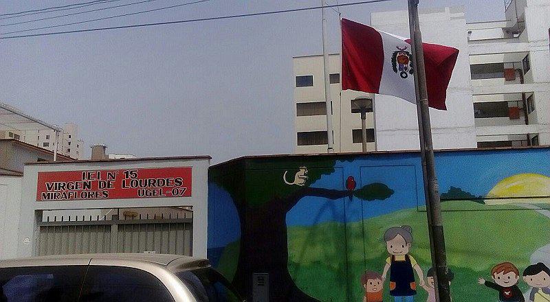 Miraflores: Bandera mal puesta en colegio