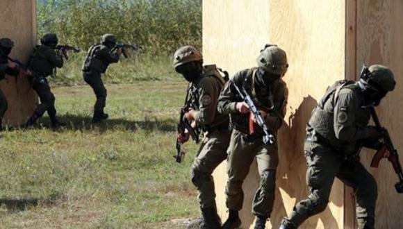 Soldados británicos en activo entrenan en suelo ucraniano a militares para que enfrenten a los invasores rusos.