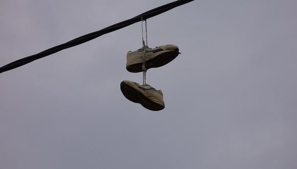 ​¿Cuál es el significado de las zapatillas colgando de cables?