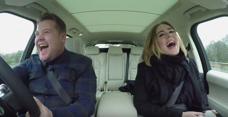 ¡Divertidísima! Adele canta Hello mientras conduce  [VIDEO]