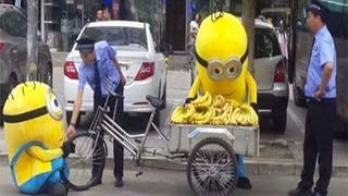 ​'Minions' vendedores de plátanos fueron detenidos por la policía [FOTOS]