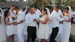 200 parejas se adelantan con boda masiva en Acapulco por Día del Amor