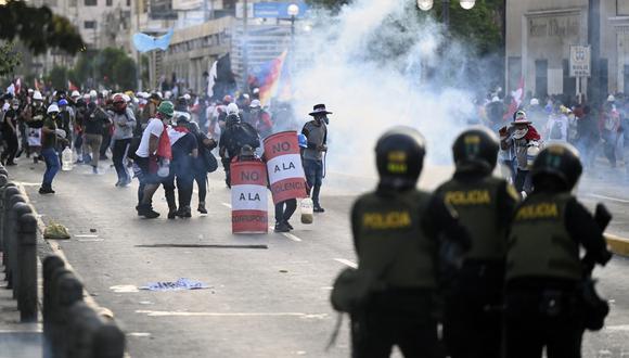 Policías antidisturbios chocan con manifestantes durante una protesta contra el gobierno de Dina Boluarte que pide su renuncia y el cierre del Congreso, en enero de 2023. (Foto por ERNESTO BENAVIDES / AFP)