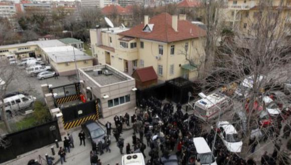 Turquía: Dos muertos en atentado en la embajada de EE.UU. 