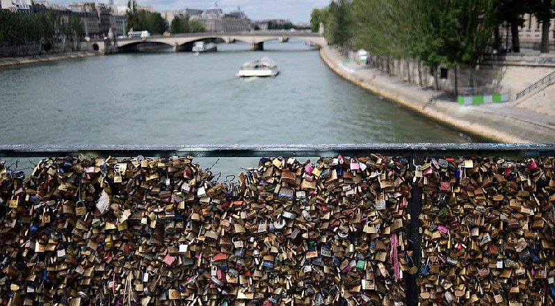​París: Enamorados no podrán seguir colgando sus 'candados del amor'