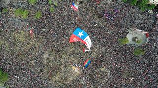 Bandera de Alianza Lima apareció en multitudinaria marcha en Chile