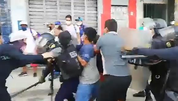 Iquitos: ambulantes se rehúsan a dejar el mercado de Belén y se enfrentan a policías | VIDEO