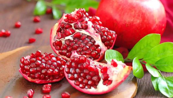 Gracias a su contenido de polifenoles y antocianinas, esta fruta combate los radicales libres y apoya la salud celular.