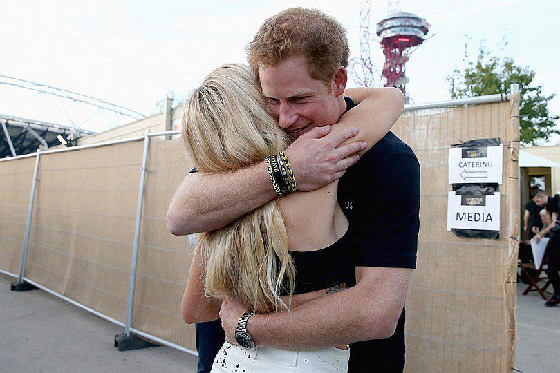  Príncipe Harry es ampayado besándose con Ellie Goulding debajo de una manta  