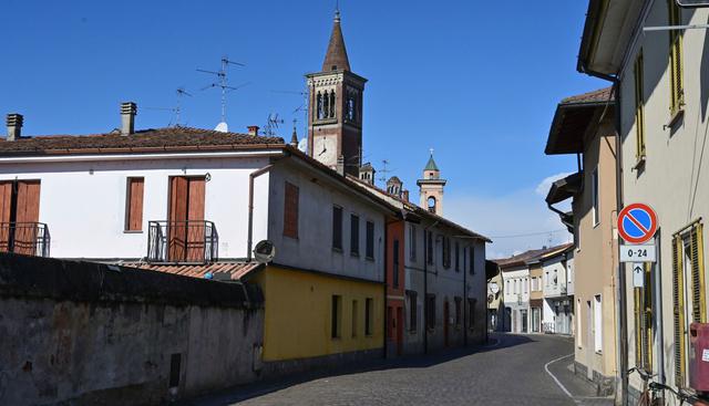 Una imagen de la calle principal de Secugnano, el pueblo más cercano a Zorlesco (Italia), también ubicada en la zona roja por el Coronavirus. (AFP).