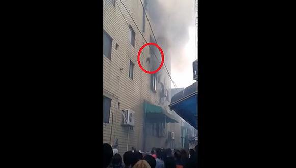 ​YouTube: Madre arroja a sus hijos desde el cuarto piso porque lugar ardía en llamas [VIDEO]