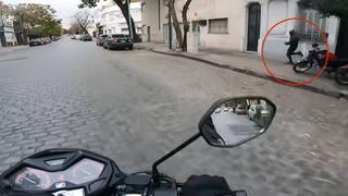 “Este a alguien le choreó”: motociclista persigue a ladrón y recupera un celular robado | VIDEO