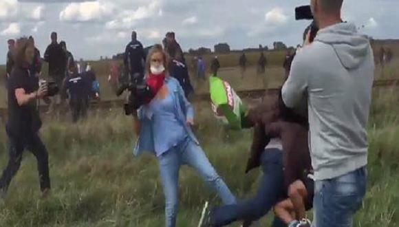 Despiden a reportera que agredió a refugiados de Hungría [VIDEO]