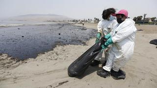 Derrame de petróleo: Colegio de Ingenieros del Perú alerta de improvisación en la limpieza del mar