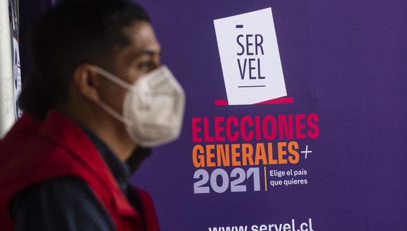 Un cartel del Servicio Electoral de Chile (Servel) se ve durante un simulacro de ejercicio de votación en el colegio Mariano Egaña, previo a las elecciones presidenciales de este domingo en Santiago. (Foto: ERNESTO BENAVIDES / AFP)
