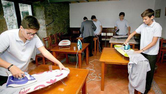 Colegio enseña a jóvenes cómo cocinar, planchar y realizar más labores de casa (FOTOS)