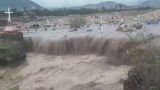 La Libertad: mira cómo desborde de quebrada arrasó con todo un cementerio (VIDEO)