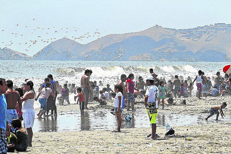 Playa Costa Azul luce descuidada