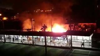 Voraz incendio consumió almacén de reciclaje en Ate (VIDEO)