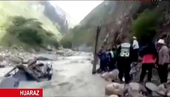 Un profesor muere y otra desaparece tras caída de combi a río en Áncash (VIDEO)