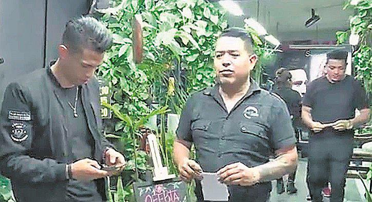 Extranjeros acusan a su propio compatriota de robar en barbería 