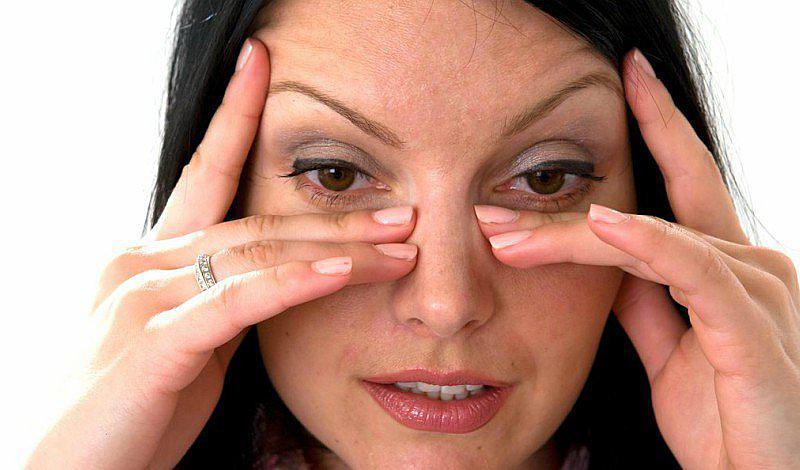 ¿Cómo aliviar el problema de los tics oculares por presión en el trabajo?