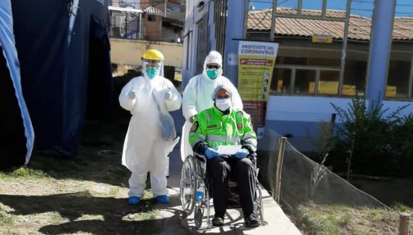 Puno: Policía que llegó en estado crítico a centro de atención COVID-19 del hospital regional 'Manuel Núñez Butrón', venció al coronavirus y fue dado de alta. (Foto Diresa Puno)