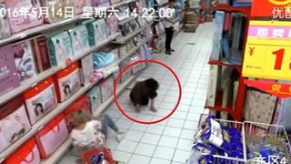 YouTube: Mujer es poseída en supermercado y esto ocurre [VIDEO]