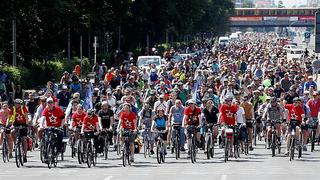 Miles de ciclistas toman Berlín en el 200 aniversario de la bicicleta 