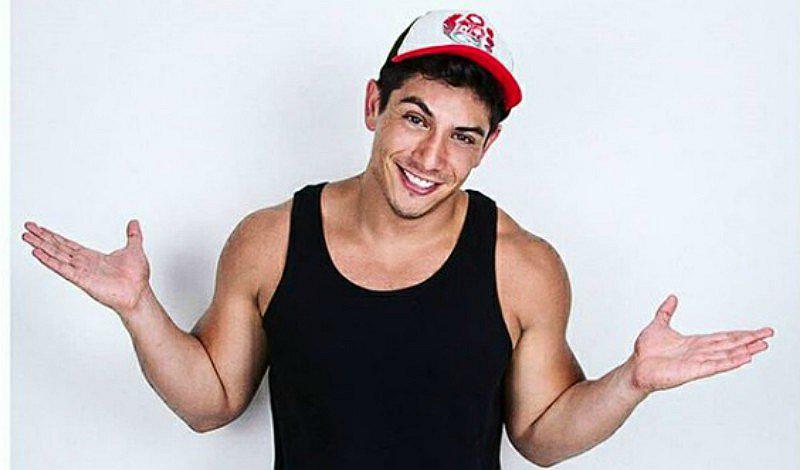 Luis Baca conquista a seguidoras con outfits en tendencia