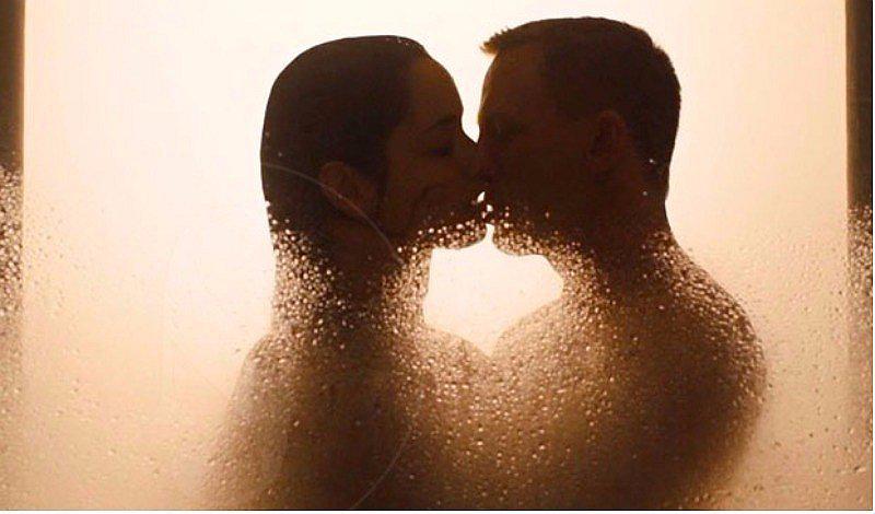 Posturas efectivas y seguras para tener intimidad en la ducha