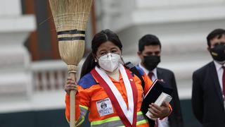 Isabel Cortez explica por qué juramentó con uniforme de trabajadora de limpieza