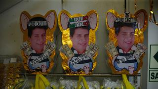 Peruanos darán con palo a piñatas de Pedro Castillo en Año Nuevo