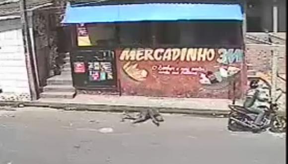 Ladrón va a robar a una tienda y dueño lo lanza por la ventana [VIDEO] 