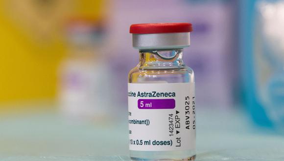 La vacuna AstraZeneca reduce en un 94 % las hospitalizaciones luego de 28 a 34 días posteriores a la vacunación. (Foto: Nikolay DOYCHINOV / AFP).