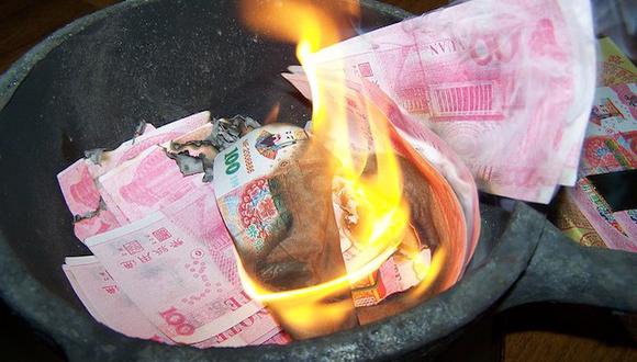 Chinos queman dinero falso en la fiesta del Qing Ming.