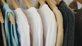 Cómo eliminar las manchas de lejía de la ropa de color: trucos y consejos