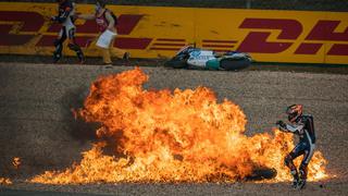 Once pilotos caen en carrera de motos, se origina incendio y de milagro resultan ilesos | VIDEO