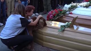 ​Youtube: Perro se niega a dejar ataúd de su dueño muerto por terremoto en Italia