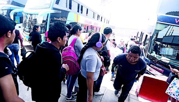 Viajeros viven terrible odisea en terminal de buses 