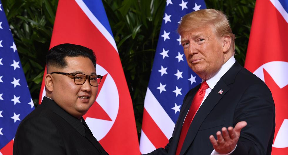 Imagen referencial del 2018. Donald Trump y Kim Jong Un se convirtieron el 12 de junio de 2018 en los primeros líderes estadounidenses y norcoreanos en reunirse, darse la mano y negociar para poner fin a un enfrentamiento nuclear de décadas. (AFP/SAUL LOEB).