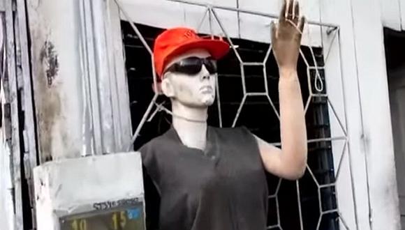Vecinos en Loreto disfrazan a maniquí para espantar a delincuentes (VIDEO)