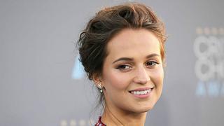 ¡Alicia Vikander se decanta por un look híbrido firmado por Louis Vuitton y nos deja mucho que desear! 