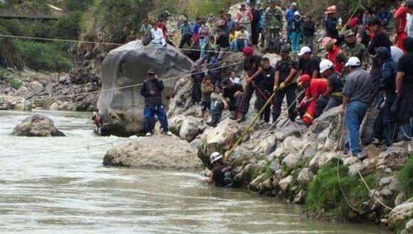 Cusco: Mueren cuatro personas tras caer ómnibus a un río