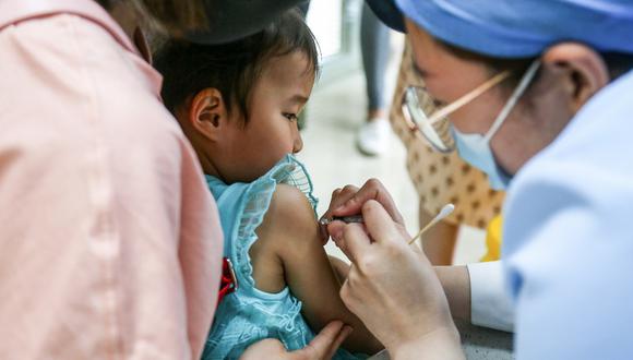 This photo taken on June 1, 2020 shows a child receiving a pneumococcal conjugate vaccine at a community healthcare centre in Zhengzhou in China's central Henan province. (Photo by STR / AFP) / China OUT