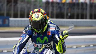 Valentino Rossi es sancionado con un punto por molestar a Lorenzo 